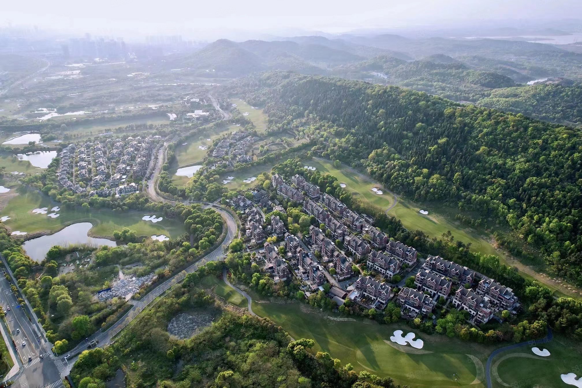 驿山高尔夫(别墅)4室2厅3卫211.45㎡南北545万