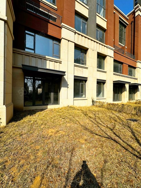 真实海信红岛府叠拼别墅一楼大院带车位