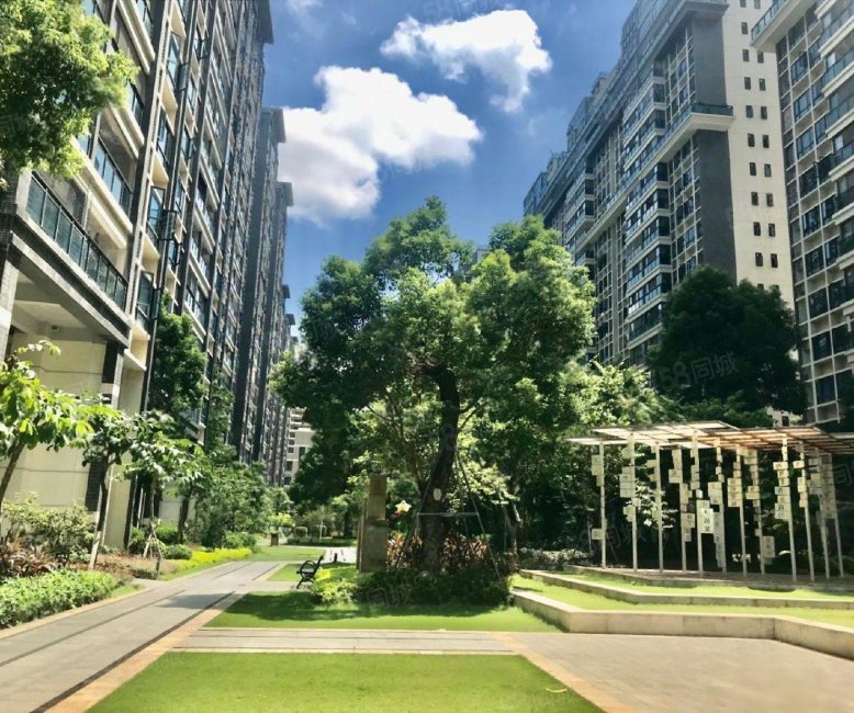 新出大悦花园3楼带60平露台 108平方 3室2厅2卫