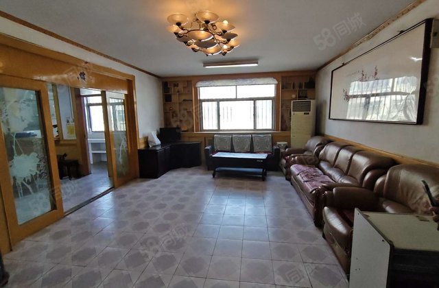 文轩本部，龙山南区，三室两厅一卫，户型方正南北通透