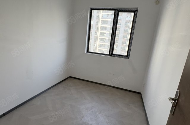 总高一手房11层电梯洋四室两厅两卫