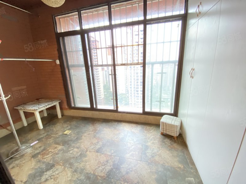 天立学府华庭带车位三房双卫,精装修,中间楼层,旁边就是公园