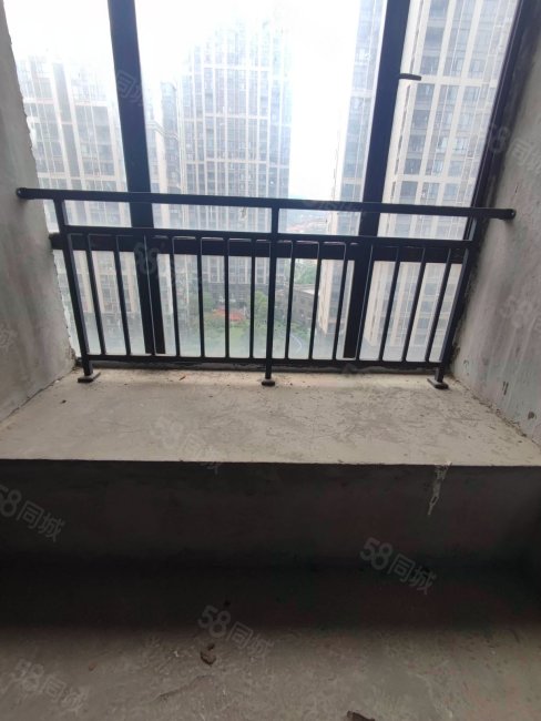 湾里区政府对面,合一中央城公寓,周边配套齐全.