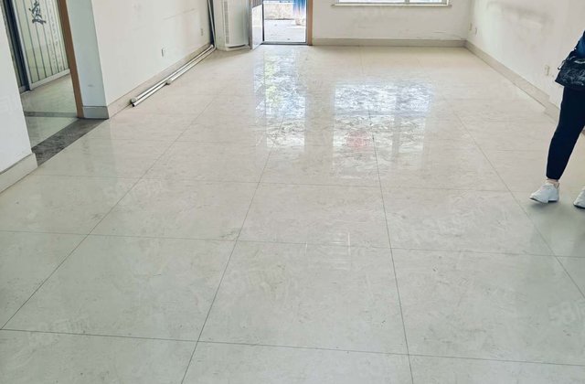 市中心大润发附近电梯洋房中间楼层送车位储藏室送露台