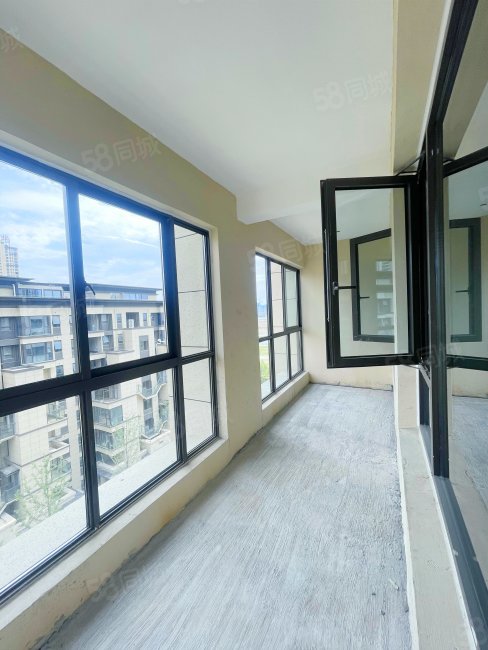 洋房带露台琥珀御宾府叠墅带超大露台地铁3号线出入口