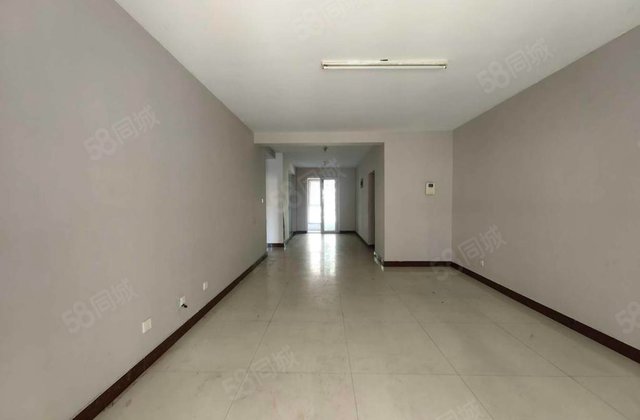 翡翠城多层二楼，低公摊133平三室两厅两卫，带车库，随时看房