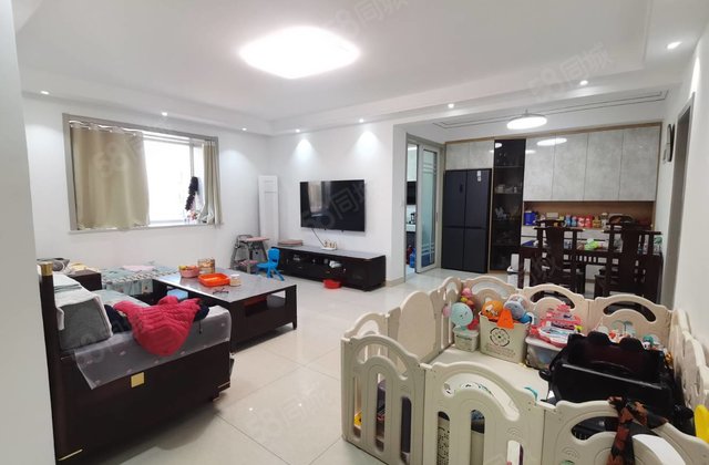 光岳花园，精装三室婚房，送车储，公摊很小，四院附近，满五