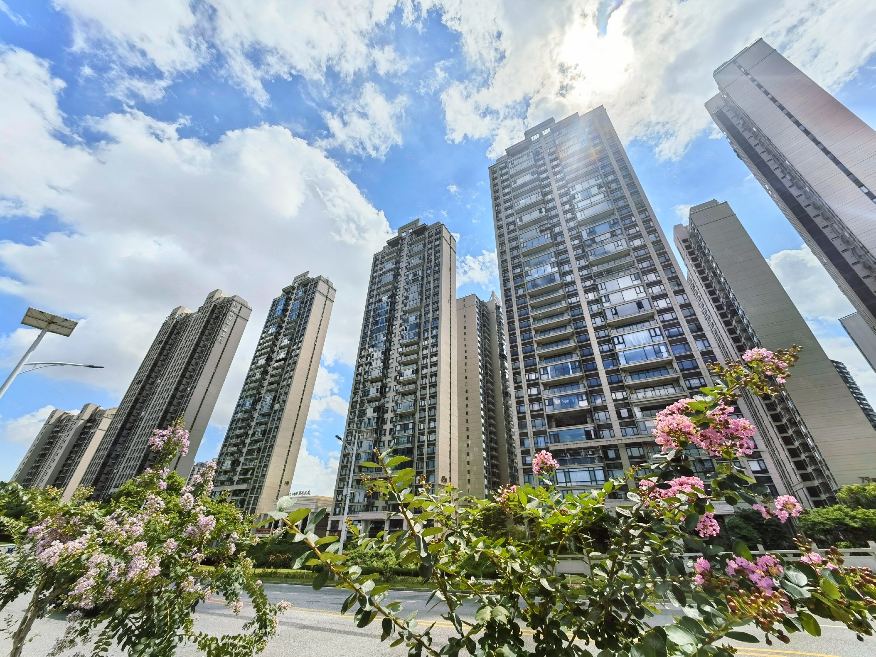 绿岛映月湾花园4室2厅2卫158㎡东西318万