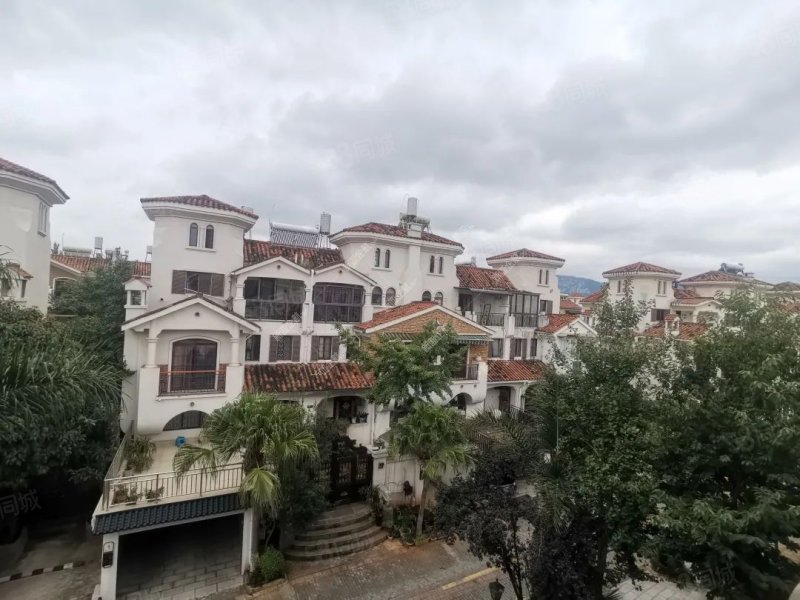 滇池卫城微风岛别墅 地上3层带一层地下室 4房花园50平米