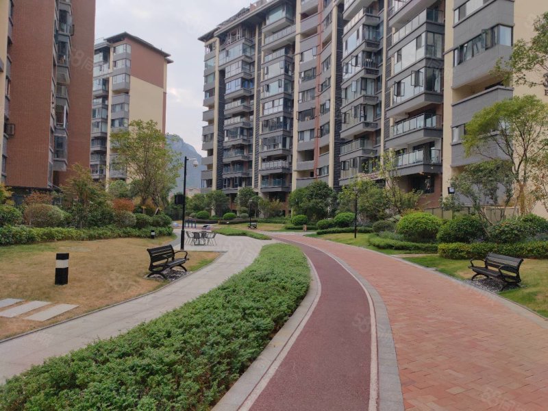 荣和林溪府尊府5室3厅3卫140㎡南北240万