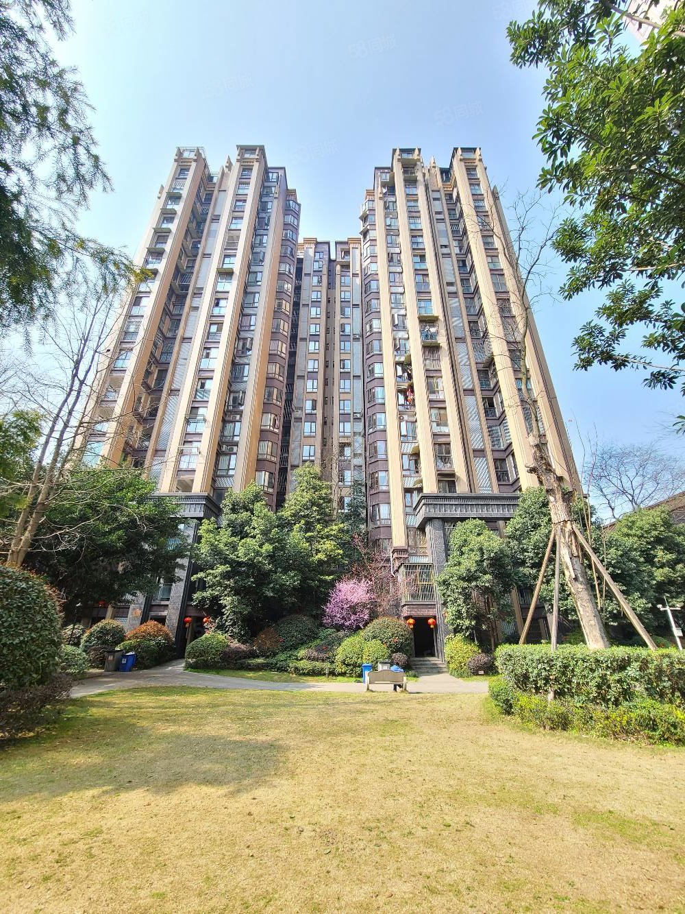 鹭湖国际4室2厅2卫128㎡东南69.8万