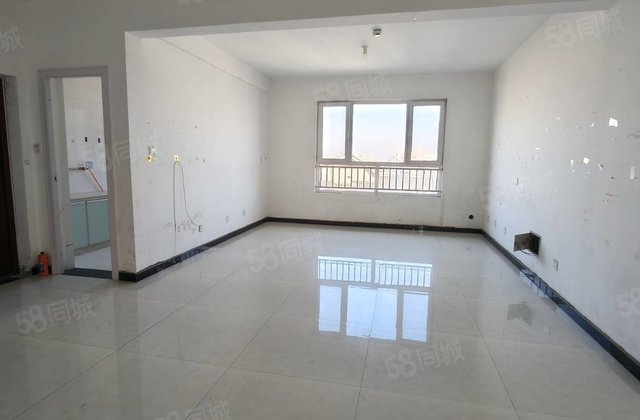 湖景房，  楼层，三室两厅一卫，价可谈