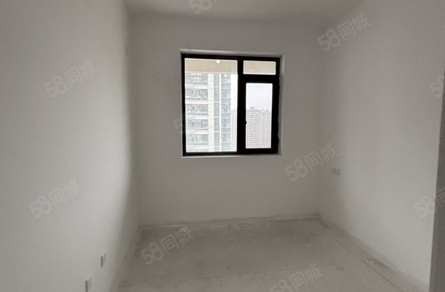 一实验区政府，东医桂馨苑，三室两卫，总高18层一梯两户，车储