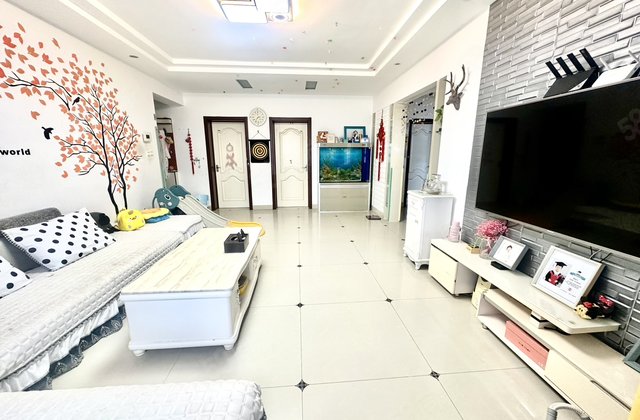 老文轩，三室朝阳，三楼带露台，满五  ，实用面积160平