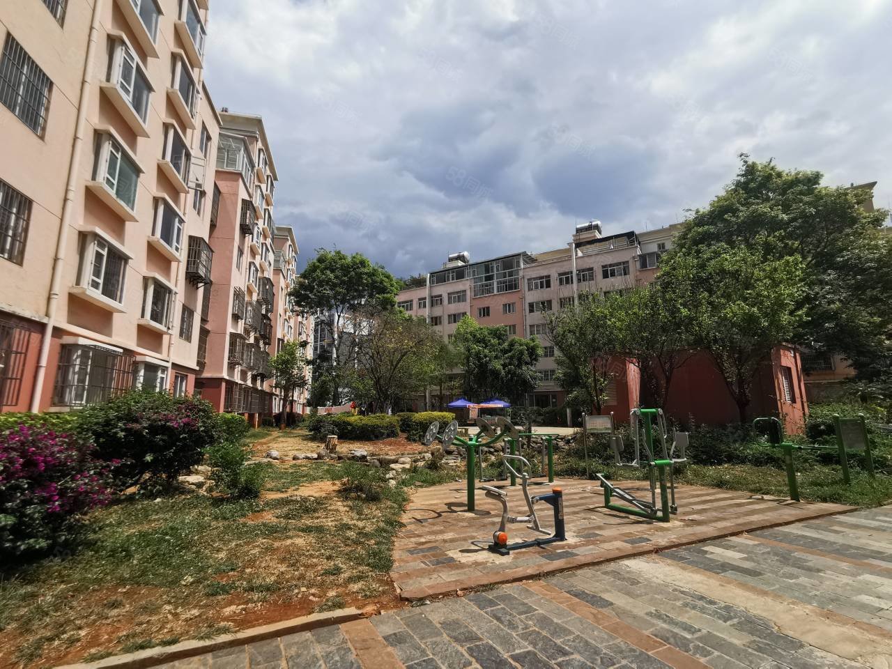 鸿泰花园4室2厅2卫128㎡南北105万