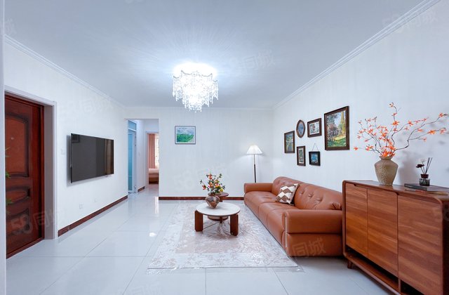 嘉明 香格里一楼带院 三室 精装 价格不贵