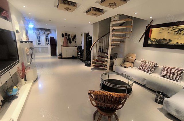 低于市场价30万 距离湖边80  复试房 价格低 随时看房