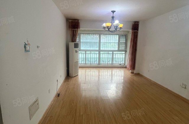 文轩本部，龙湾两室两厅一卫，有车位储藏室，户型方正