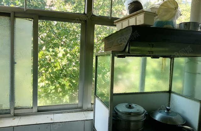 位于石化管道基地的东区的宜居小三房 南向采光好 交通便利