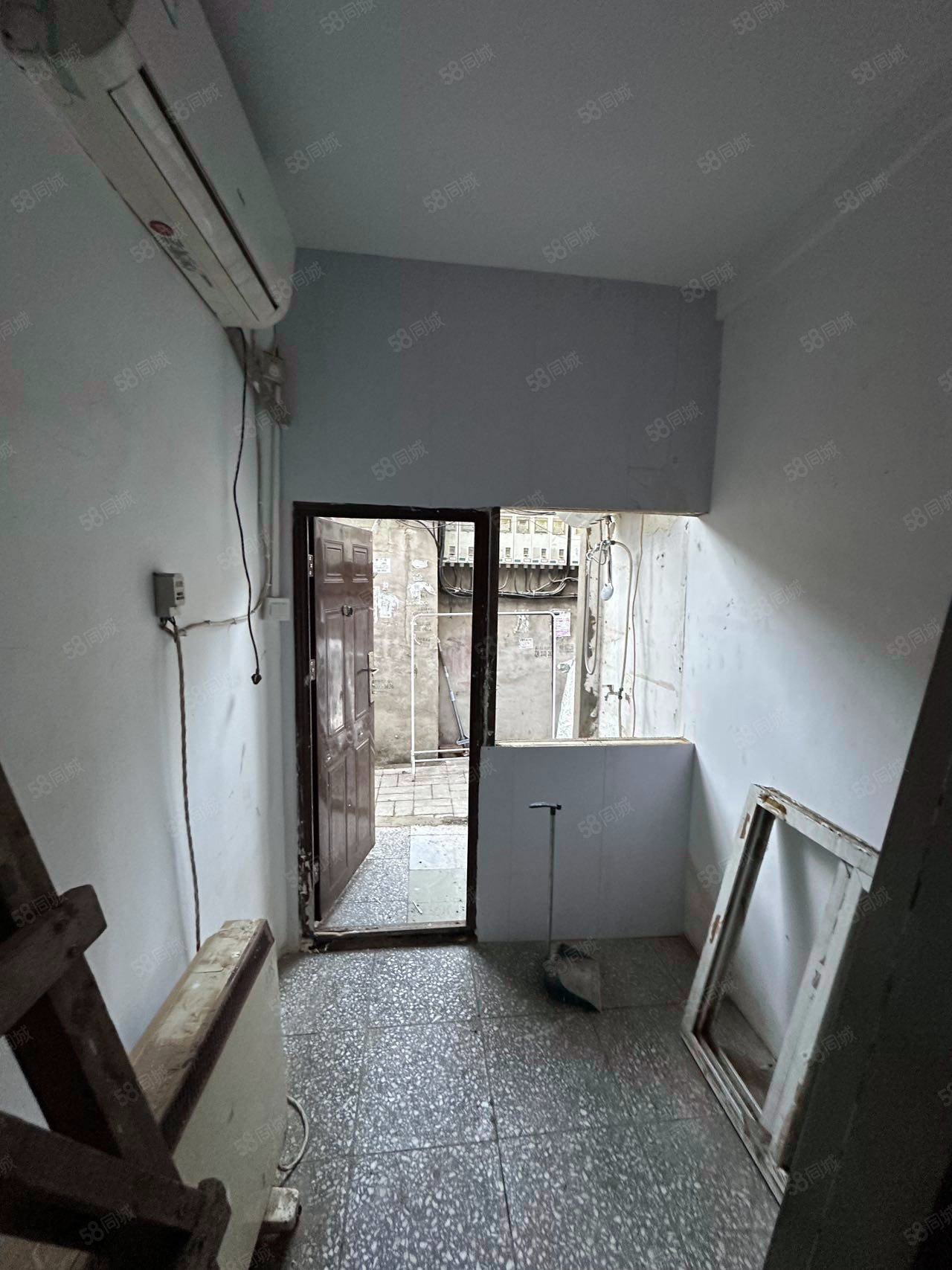 豆角胡同小區(qū)1室0廳0衛(wèi)10㎡南198萬(wàn)