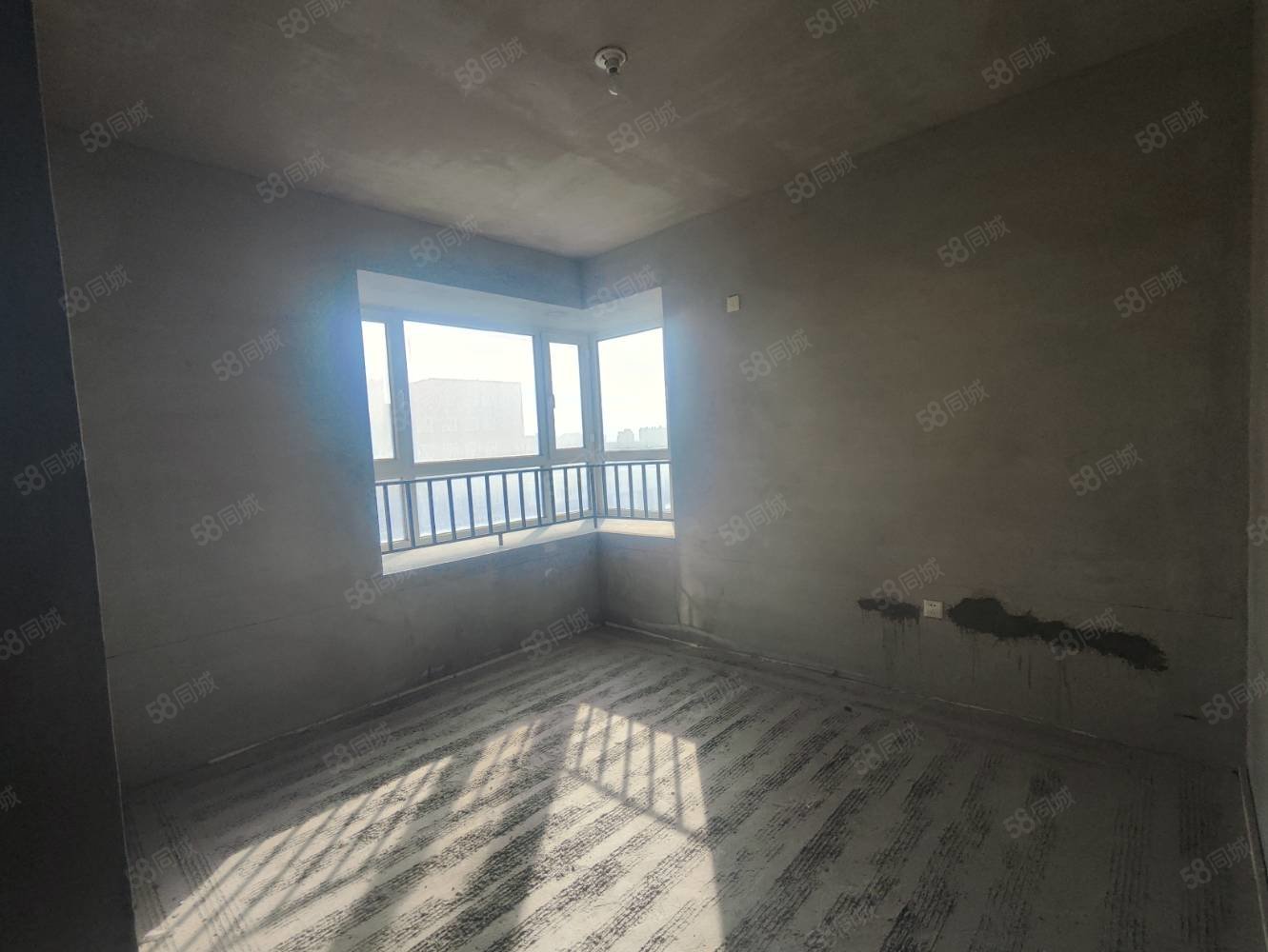 青湖铭城4室3厅2卫183㎡南北57万