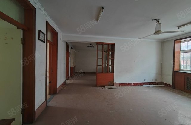 一楼带纯地上向阳车库 三室一字朝阳 有露台 有钥匙