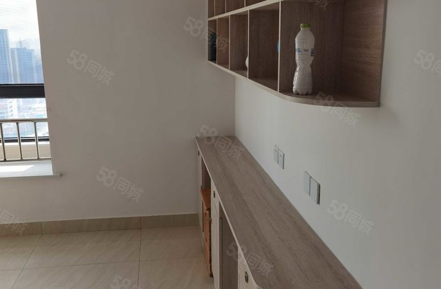 荣盛锦绣观邸3室2厅2卫电梯房,精装修送车位价格可议房东直卖