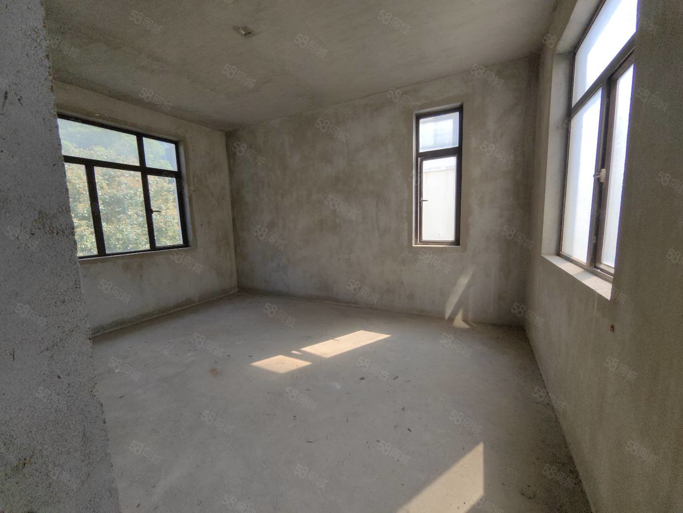 德和沁园(别墅)5室2厅4卫281㎡南北569万