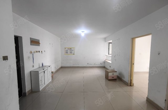 金柱康城。中间楼层。两居室。送储。房东着急出手