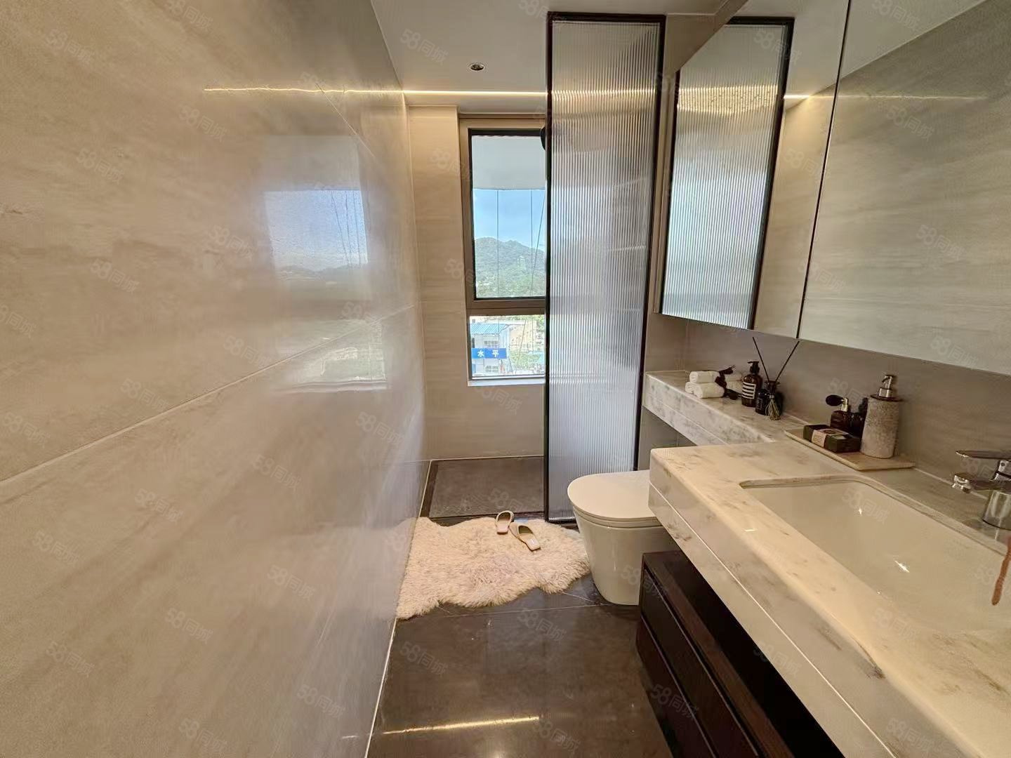 国瑞麓林府4室2厅3卫143㎡南北104万