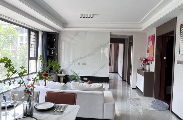 朗悦府！现房！带车位储！一手手续！可按揭！随时看房！图为样板