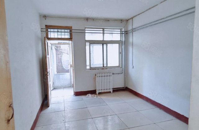 电大路旁水城印象，一楼带院外开门有配房！正规两室两厅停车方便