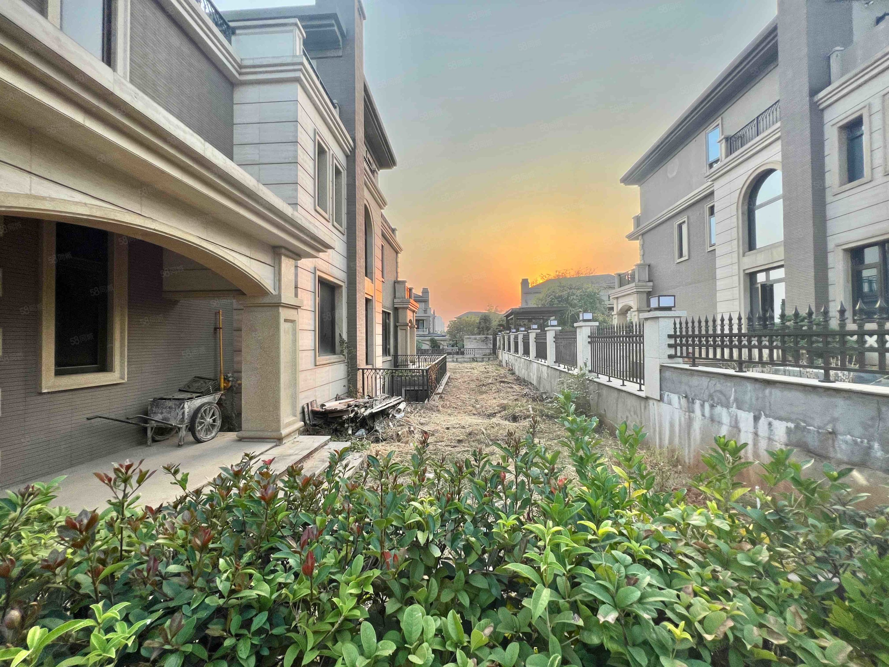 给您一个家带300平院子湘水湾双拼别墅随时可以看房