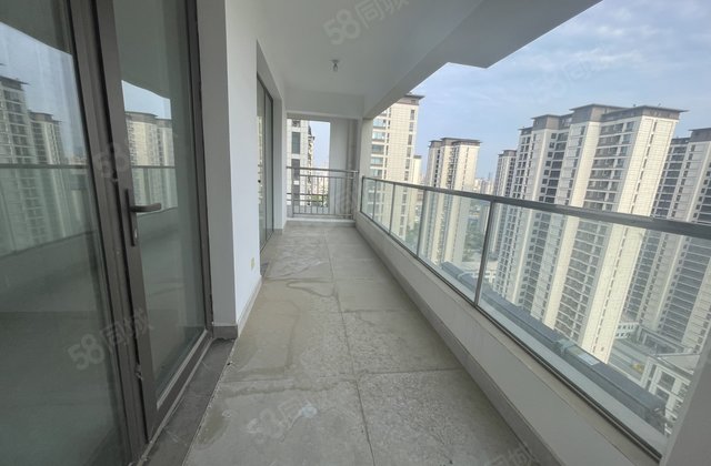 建设路  旁 江山印新房未住 三室两卫有车位储