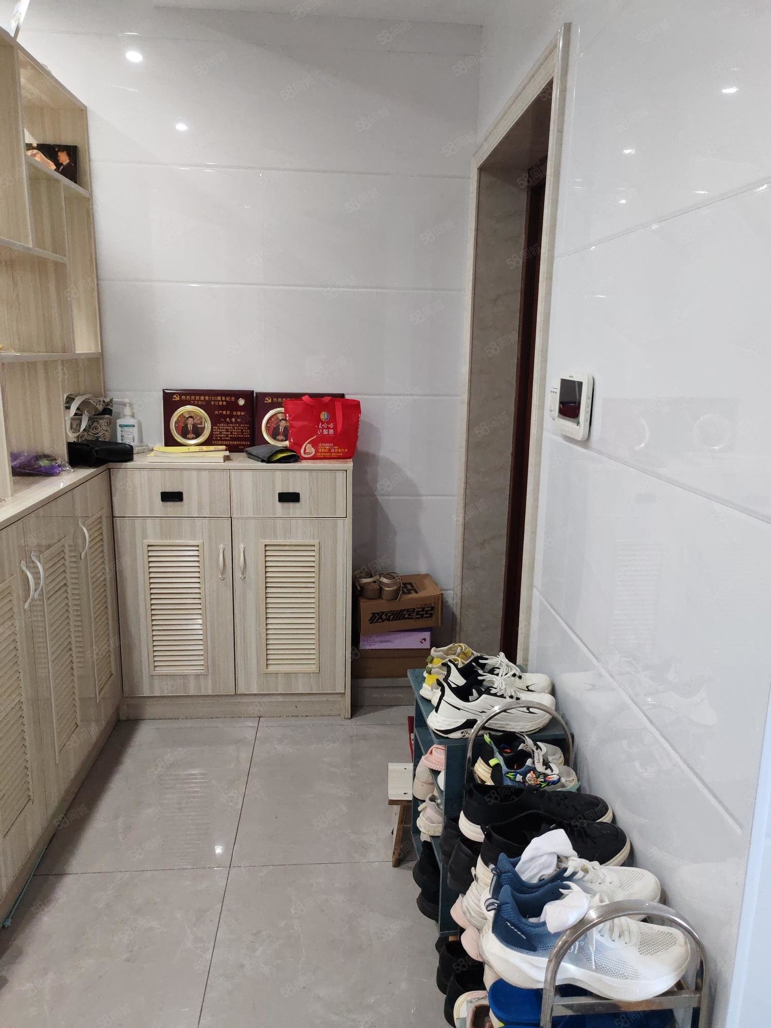 东湖花苑3室2厅2卫118㎡南北92万