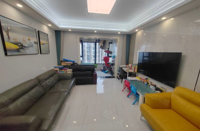 南北通透 房龄新 购物方便 医疗配套成熟 小三居 商品房