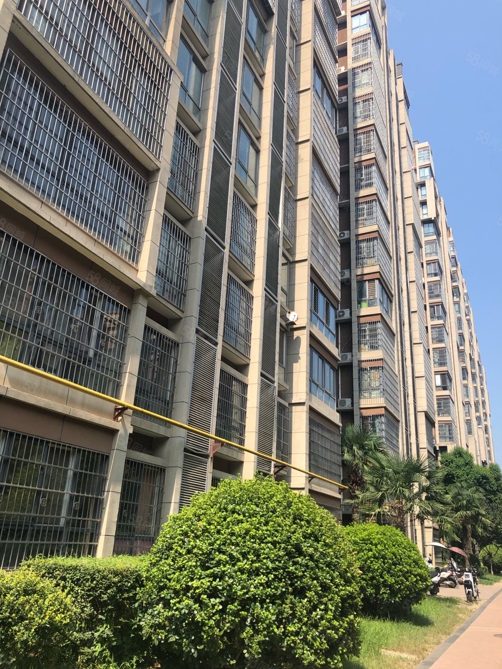 翠屏湾二期两室中等装修,现房,看房方便,小区门口就是正在修的地铁8号