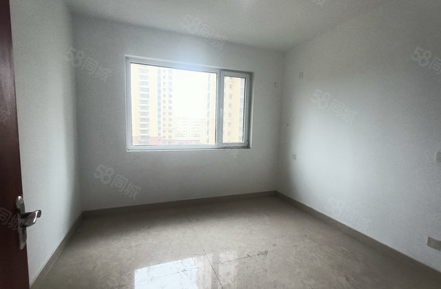 公园 大润发 新房未住 王卷帽3室105平65万 中间层有储