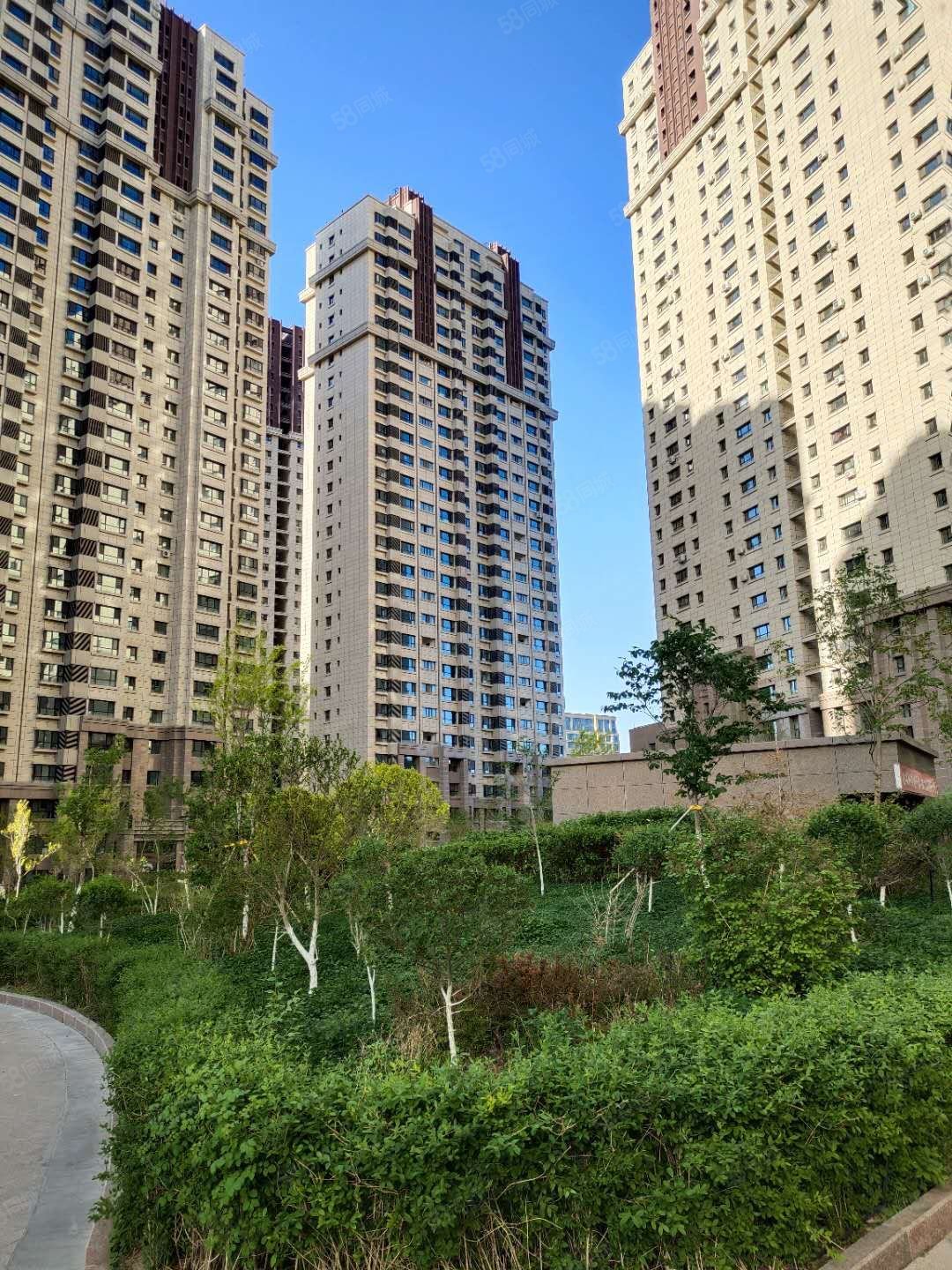 南北东三面采光,华凌公馆吉房出售,送全新家具家电,可做婚房