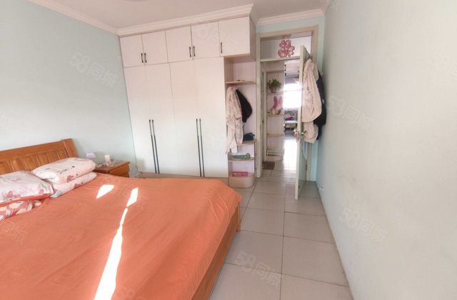 六中对面，单价4千加，精装修，全名户型，温馨三室免大税，带储