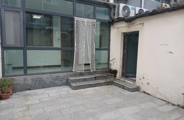 古楼别墅区邻湖边一楼带院精装修户型方正交通方便采光好无遮挡