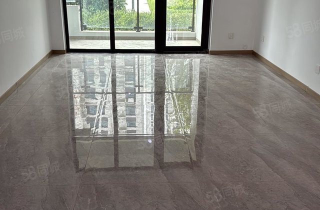 芳华三居室，中间楼层，带车储，带车储，好房源别错过，三天必卖