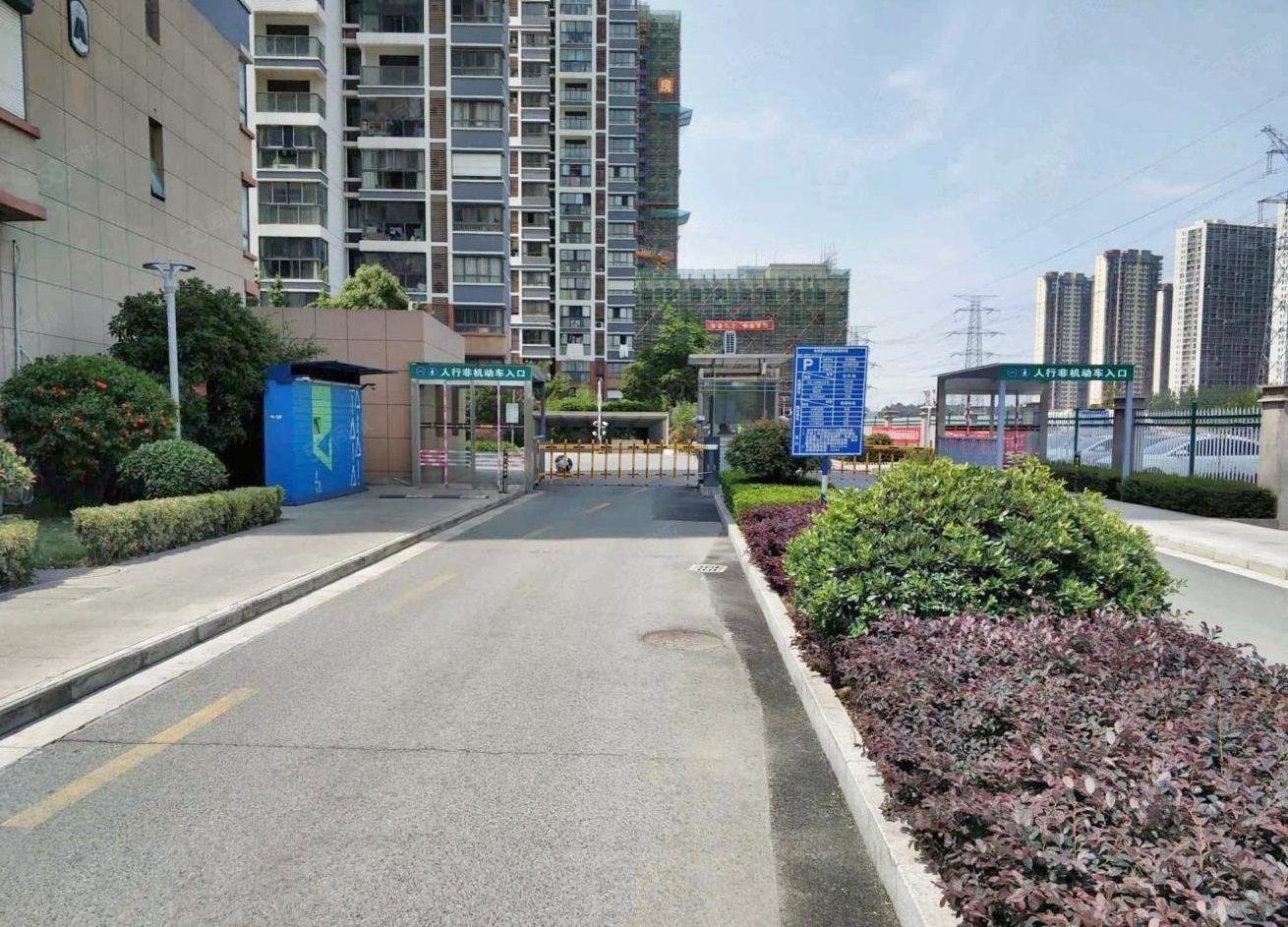 急售万达地铁口豪装30万带车位仙林国际花园随时看房