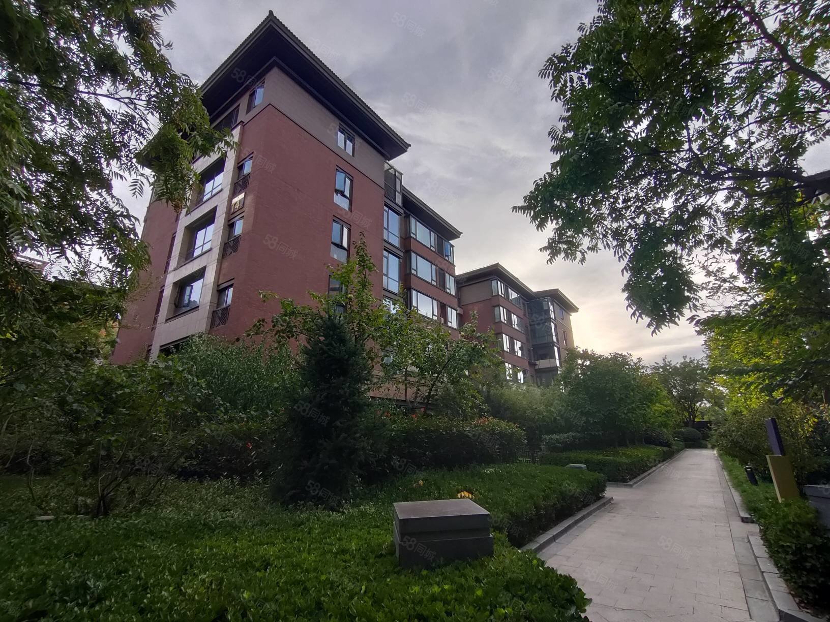 曲江紫汀苑4室2厅4卫350.79㎡南北1649万