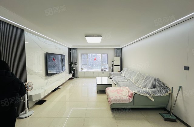 阿卡四期   位置 独梯独户 精装修 带地下室 三叶草户型