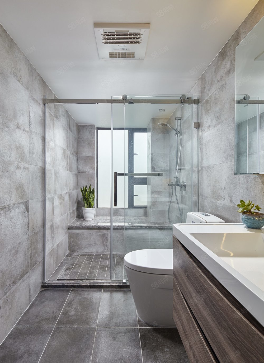 卫生间采用的实干税分离,布局合理,整个空间采光通风都得到了很好的