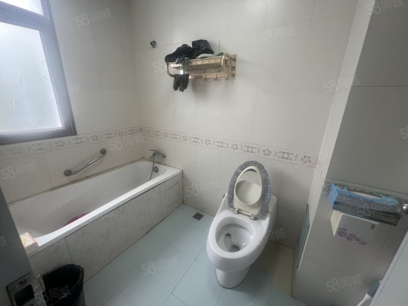 玉龙园5室2厅3卫205㎡南北156万