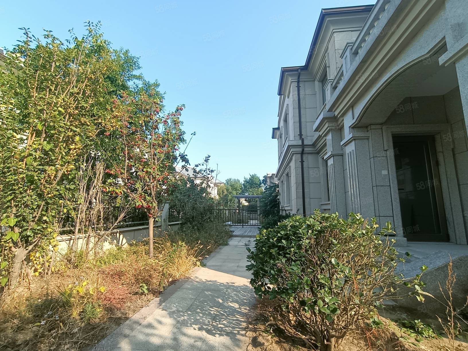 拉斐水岸(别墅)5室2厅4卫246㎡南北380万