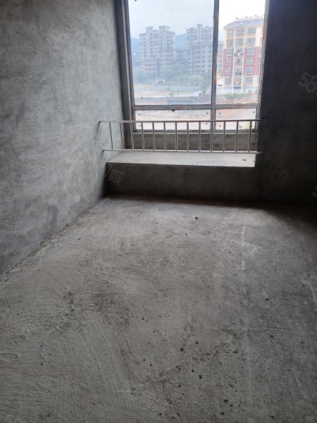龙泉湾5室2厅2卫193㎡南北135万