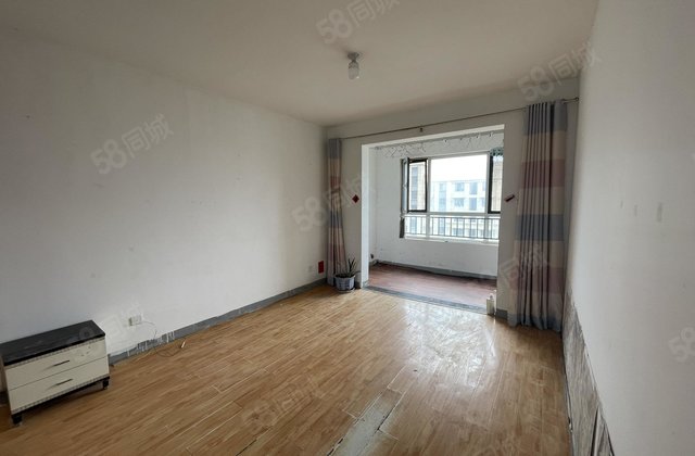 人民公园北 大润发旁 中央丽都 带储藏室 看房方便 采光好